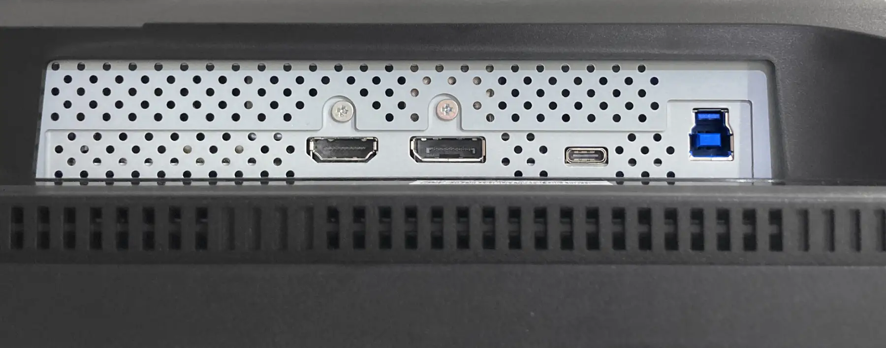 Panel złączy ColorEdge CG3200X: DisplayPort, HDMI, USB-C i porty USB Type-A